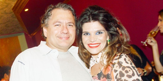 Marcelo Ianni, com a empresária e produtora de moda Amanda Alves Gimenes, na boutique Guarda-roupa
